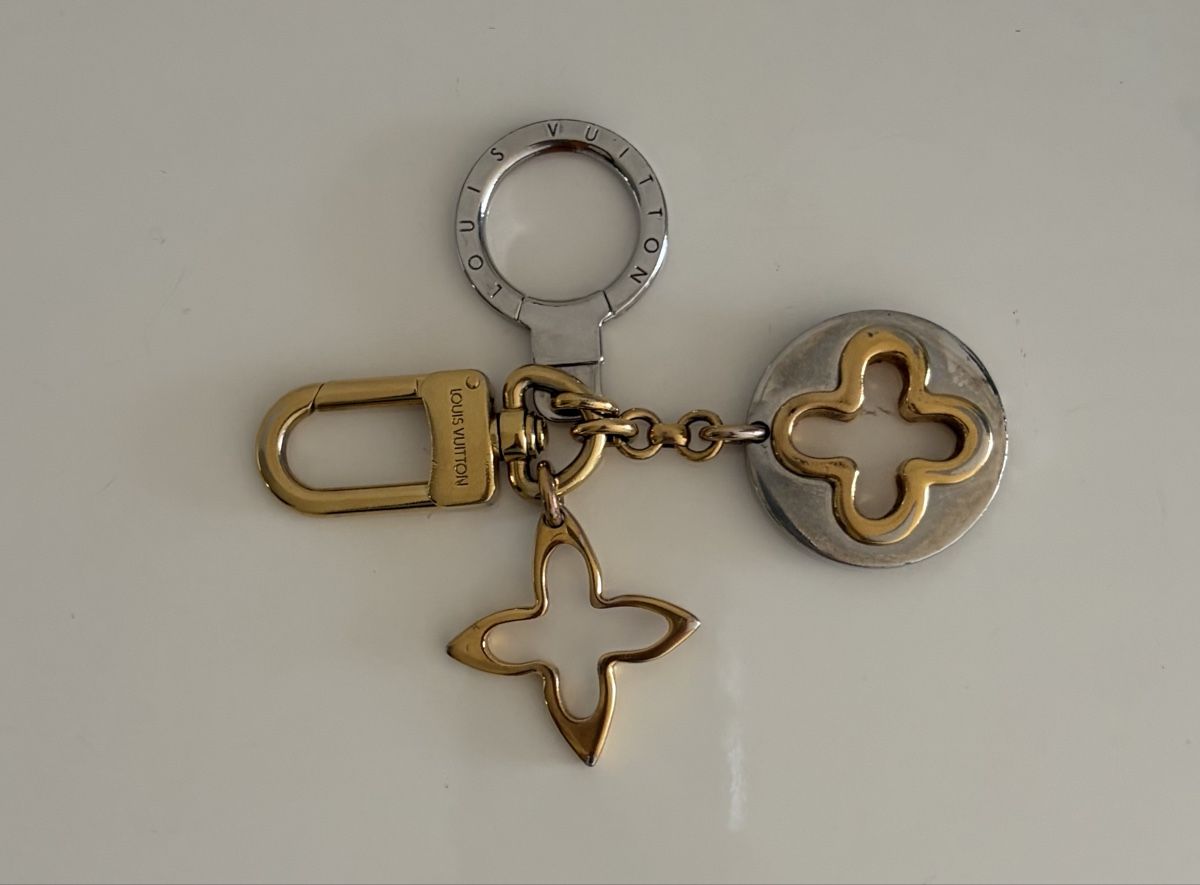Louis Vuitton Schlüsselanhänger & - bänder: Porte-clés Louis Vuitton Monogram Fleurs – Gebraucht aus Bussigny von ccch