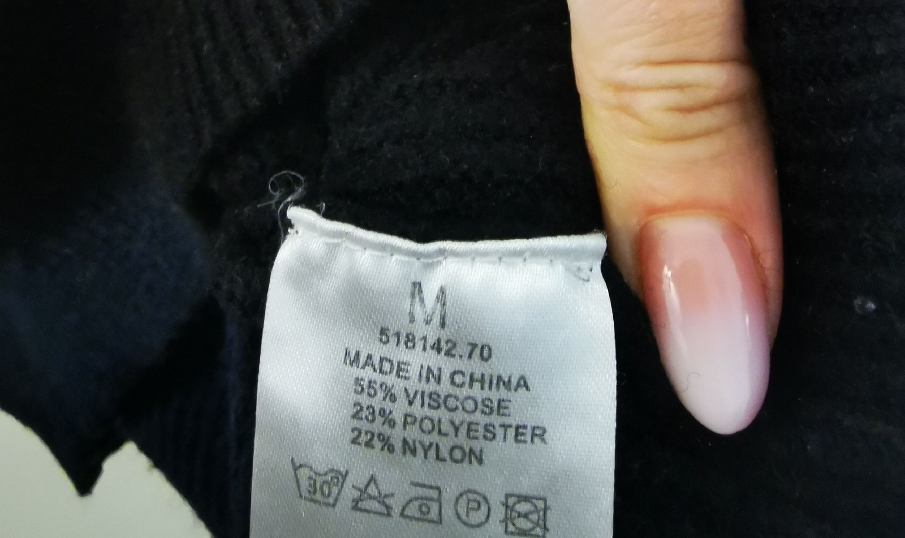 Maglioni & Felpe: Schwarzer Strickpullover, Gr. M, ideal für den Herbst! – Usato da Balsthal venduto da Leila_Luna 1