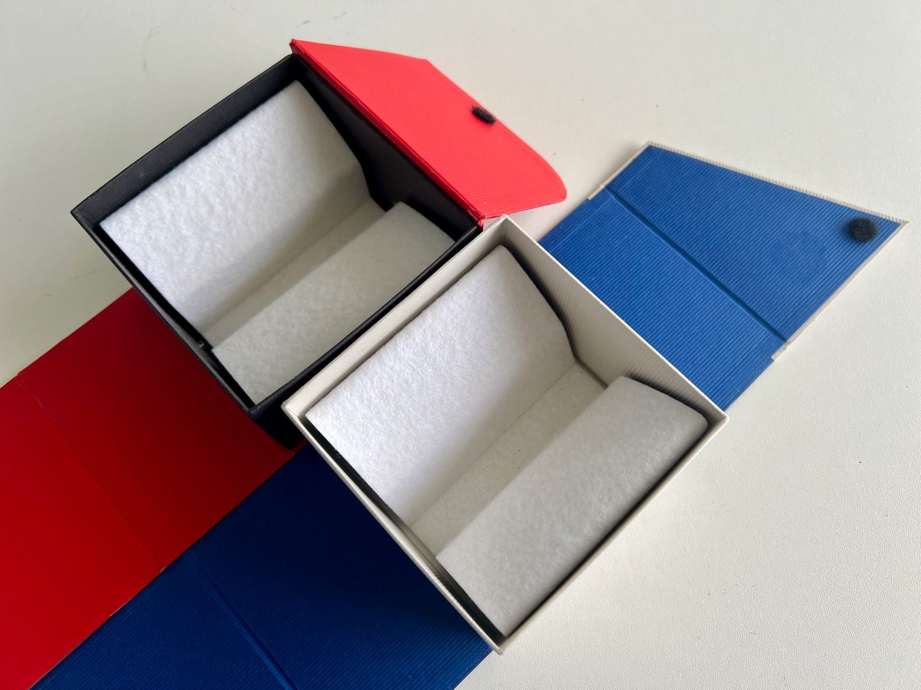 Tissot Uhren: TISSOT set of two watch boxes with empty interior – Gebraucht aus Mont-sur-Lausanne von vmi_ym5l 1