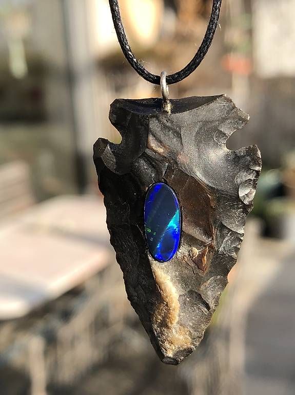 Mineralien & Heilsteine: Pfeilspitze aus Feuerstein mit Opal – Gebraucht aus Wigoltingen von SANDROPAL