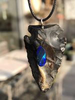 Pfeilspitze aus Feuerstein mit Opal