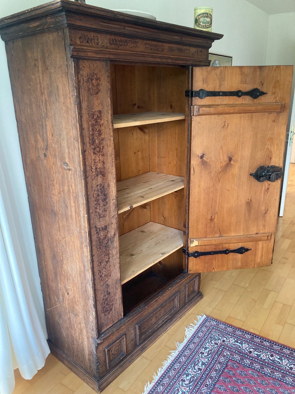 Armadi: Antiker Schrank mit 3 Tablaren – Usato da Meilen venduto da Nabucco10 1
