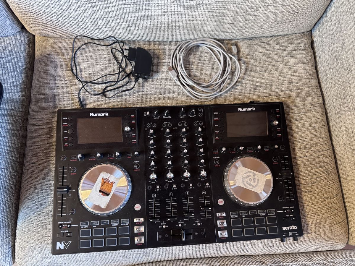 Numark Console di mixaggio: Numark NV DJ Controller mit UDG Ultimate Backpack – Usato da Doppleschwand venduto da Denos 1