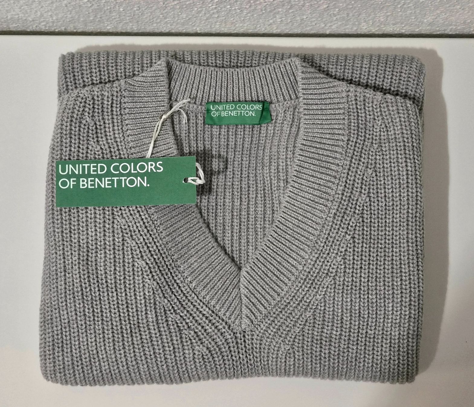 Benetton Gilets & Westen: Strickgilet in Hellgrau – Neu und originalverpackt aus Zürich von New_username