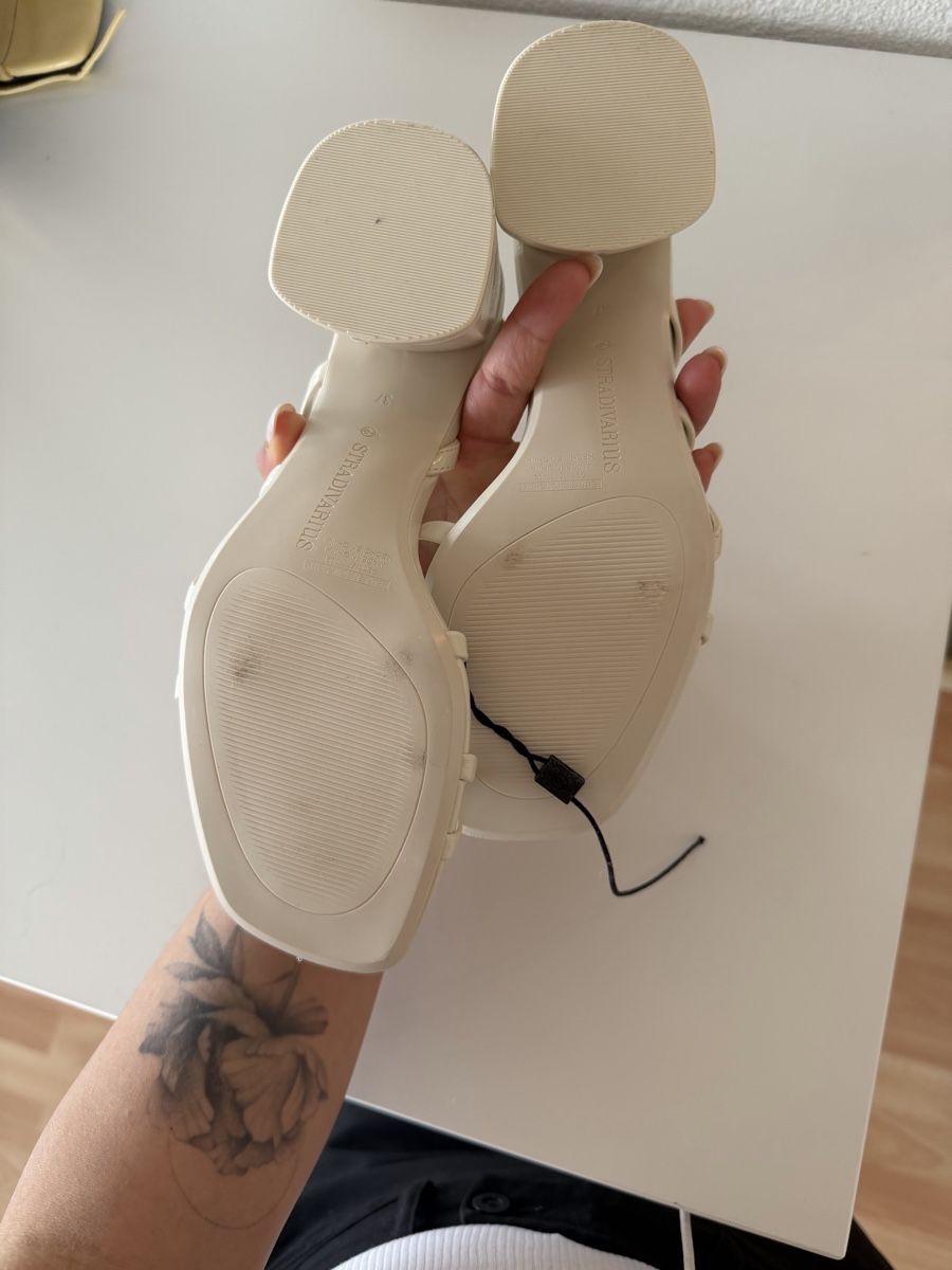 Scarpe da donna: Brand New Stradivarius Sandals Size 37 – Nuovo e nell'imballaggio originale da Wallisellen venduto da Selin_Achermann 7