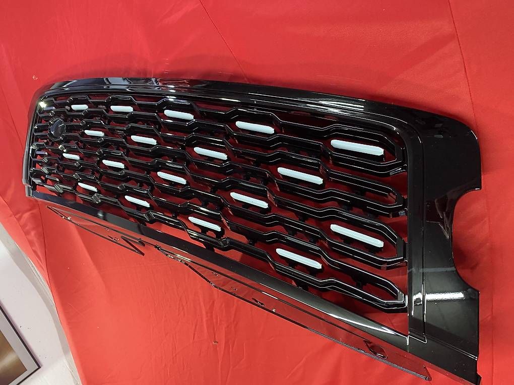 Tutti pezzi di ricambio auto: Range Rover Vogue SV / SVO Grill – Usato da Herrliberg venduto da Sfinx945