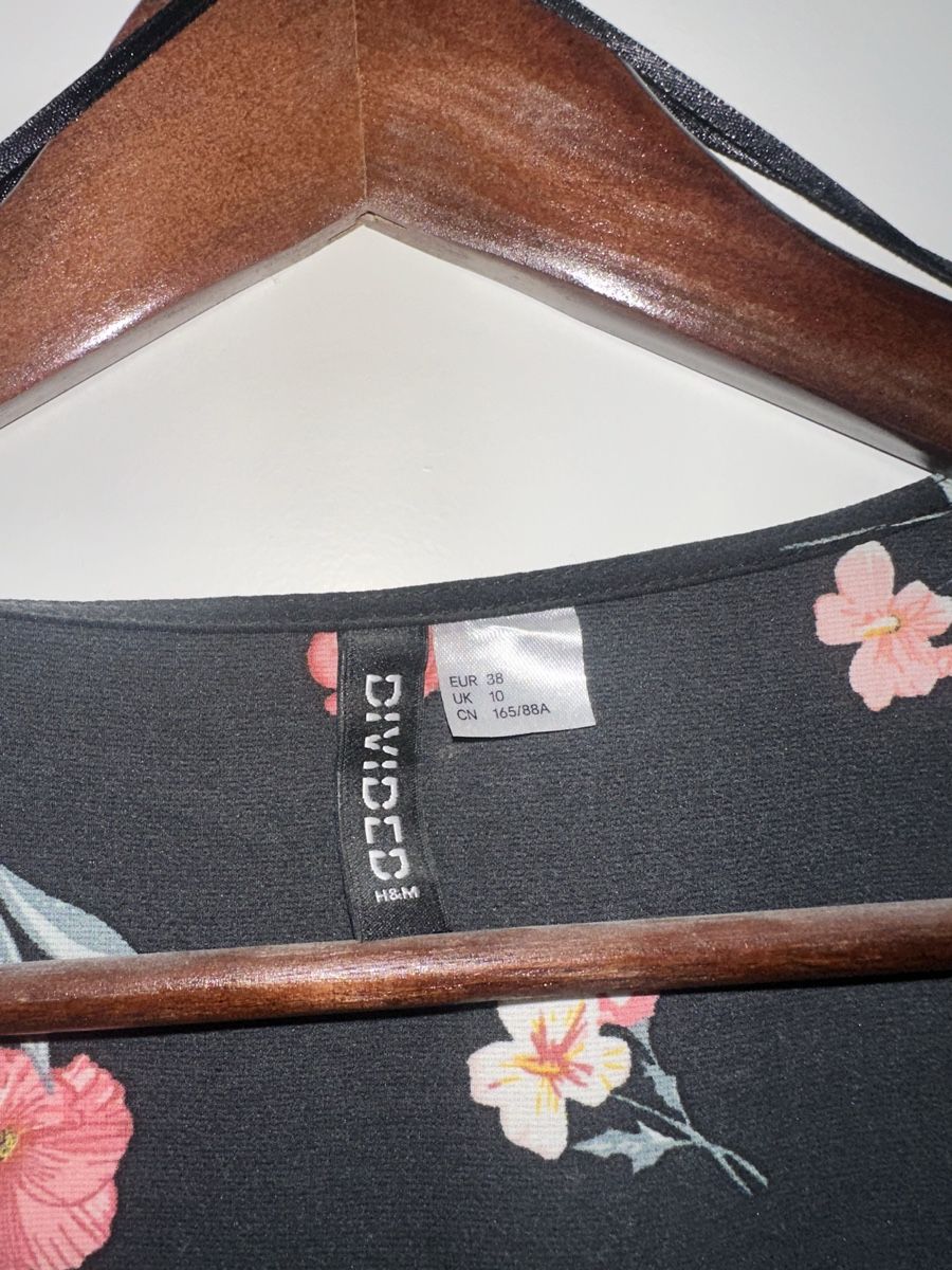 H&M Kleider: H&M Blumen Wickelkleid – Gebraucht aus Zürich von laurenmzh 2