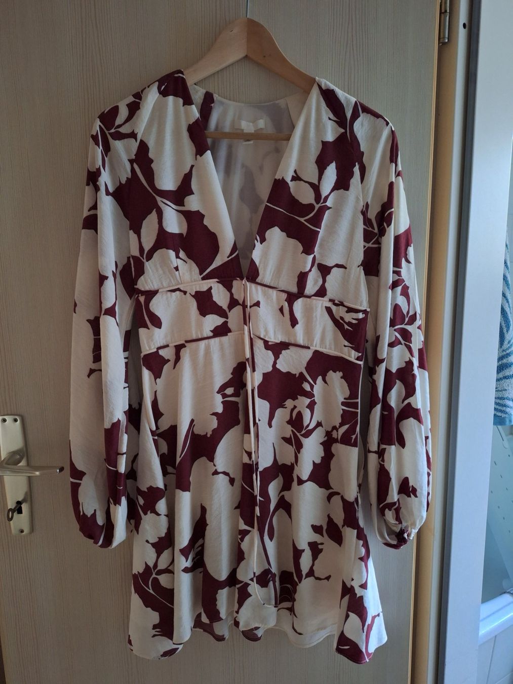 H&M Robes: Kleid weiss/bordeaux – D'occasion à Wängi par jan_7twg
