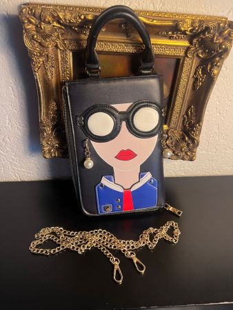 Mini Crossbody Tasche mit Damenmotiv – wie neu