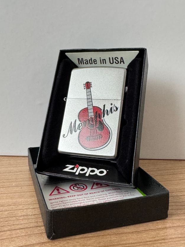 Zippo Accendini: Zippo Lighter Memphis Gitarre – Nuovo e nell'imballaggio originale da Wettingen venduto da Cyprus_one