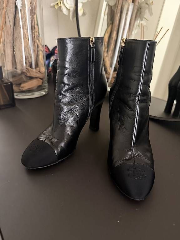 Scarpe da donna: Chanel Stiefeletten  – Usato da Schindellegi venduto da wae_fhj7 1