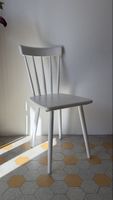 Weisser Holzstuhl im Vintage-Stil Design