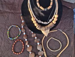 Lot BOHO Schmuck, Halsketten aus Holz und Armbänder
