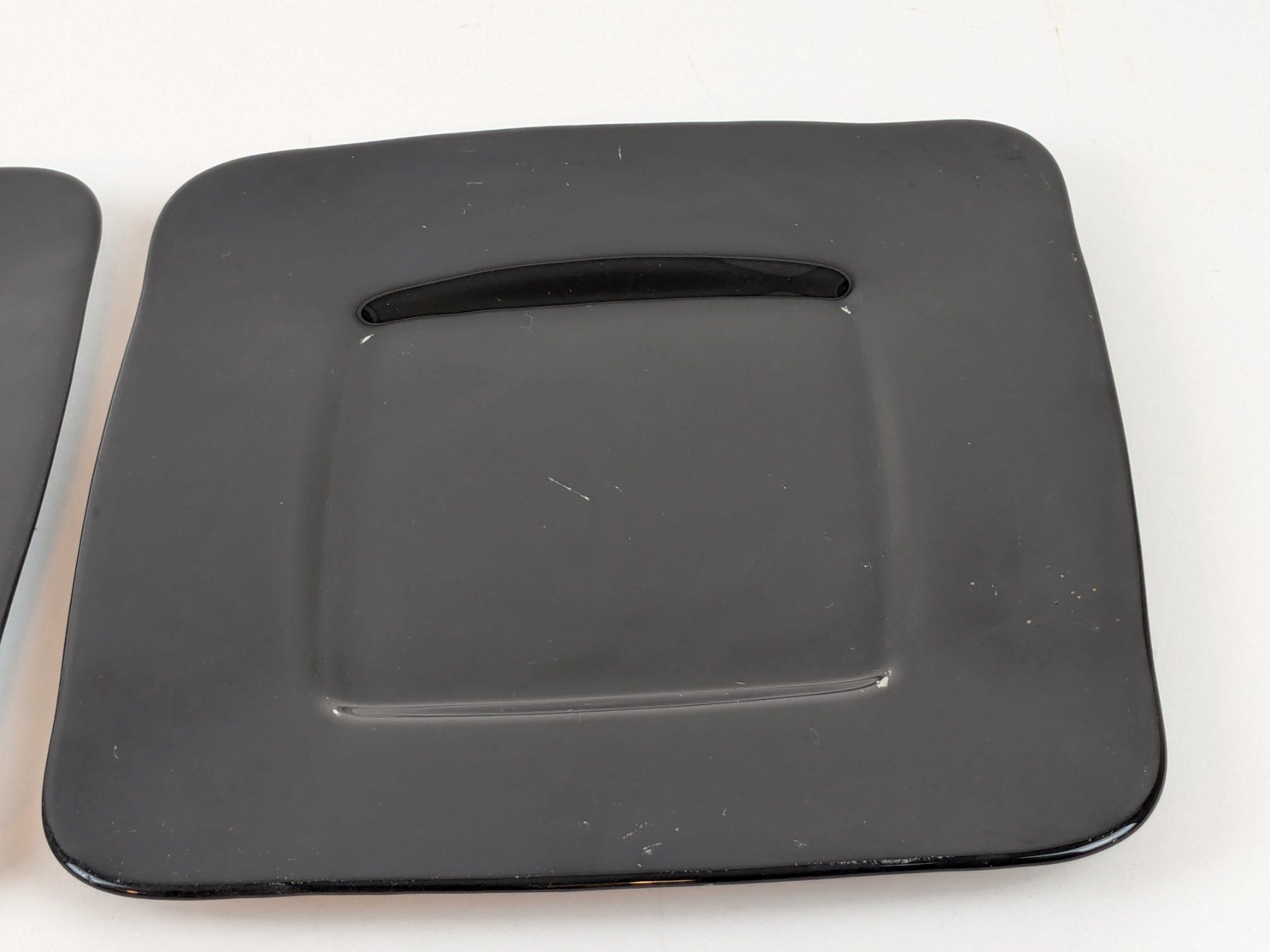 Assiettes: 2 kleine schwarze Teller – D'occasion à Thun par Restwert_Thun