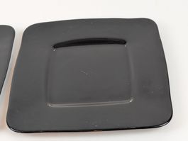 2 kleine schwarze Teller