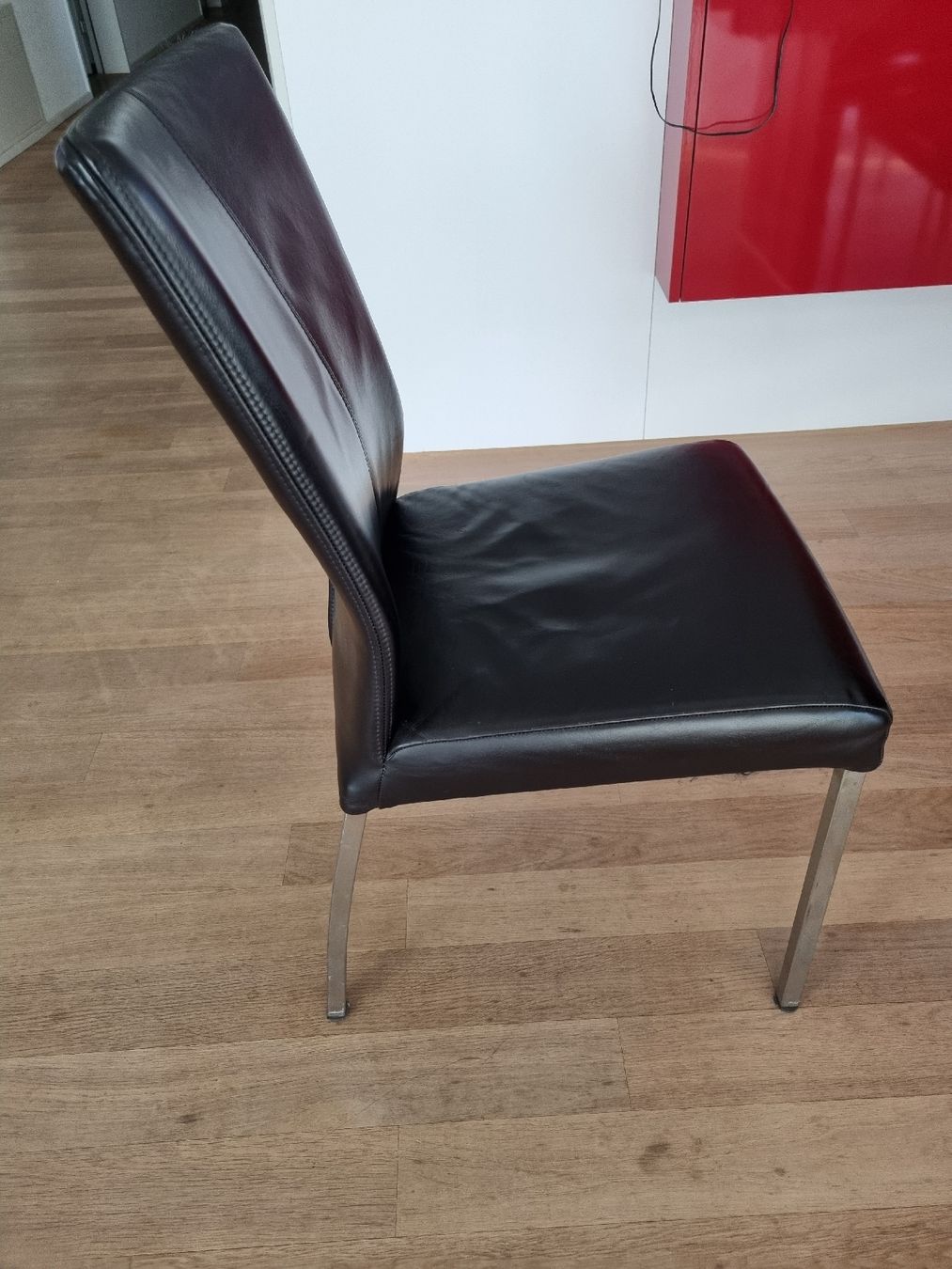 Sedie: 8x Schwarze Leder Stühle – Usato da Luzern venduto da Milena345 1