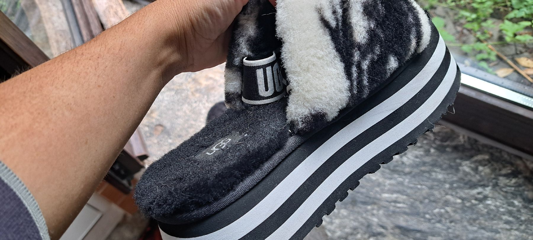 Ugg Damenschuhe: UGG Disco Marble Slide Black – Gebraucht aus Ponte Capriasca von mar_wh9m 1