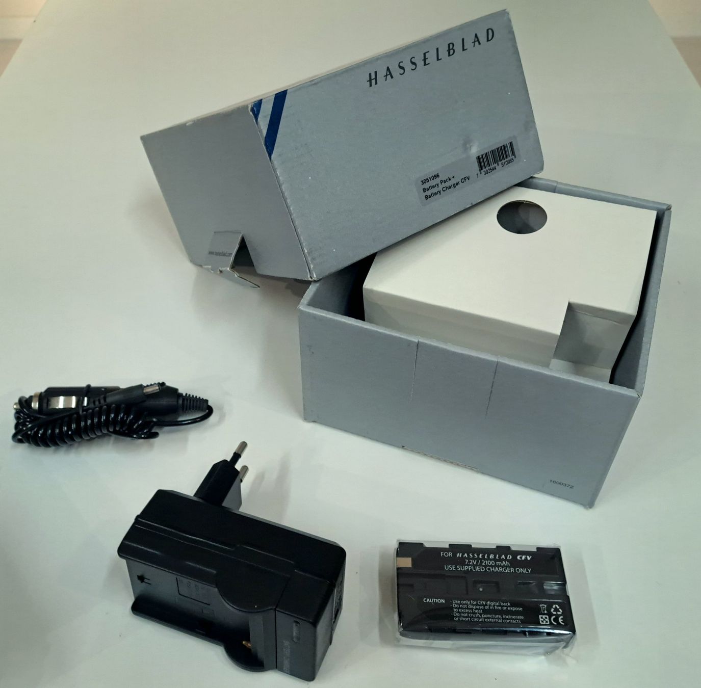 Altri Accessori: Hasselblad CFV battery & battery charger in box – Usato da Genève venduto da Blowupster