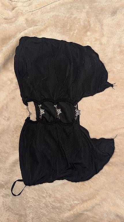 Top: SCHWARZES TOP MIT KETTEN-DETAILS – Usato da Gossau SG venduto da 2002gomes2002