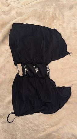 SCHWARZES TOP MIT KETTEN-DETAILS