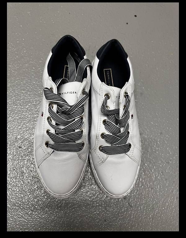 Scarpe da donna: sneaker tommy hilfiger – Usato da Wiesendangen venduto da Aleksad