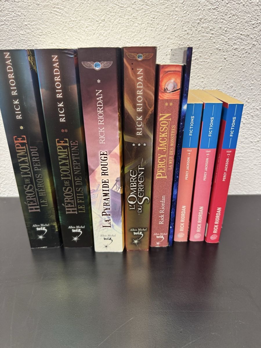 Lot de 8 livres de Rick Riordan + 1 bonus (Gebraucht) in Vicques für ...