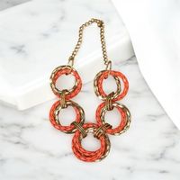 Orangefarbene Statement-Halskette mit goldenen Details🧡