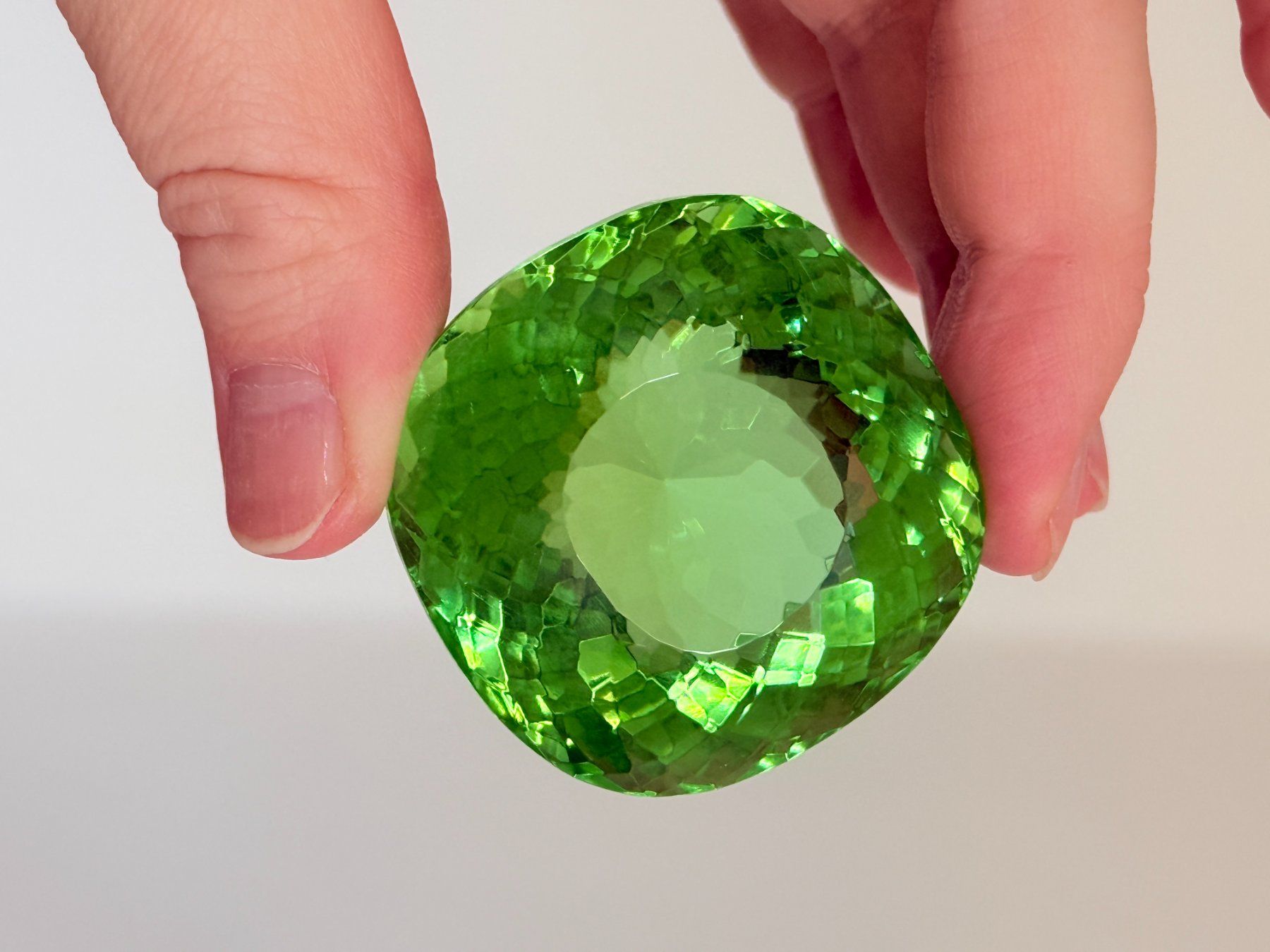 Minerali & Pietre curative: Certified 331.80 Ct Cushion Cut Loose Gem – Nuovo e nell'imballaggio originale da Genève venduto da AWWA 8