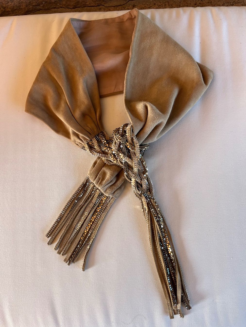Foulard & Sciarpe: Daniel Swarovski Schal Wildleder mit Kristallen – Usato da Saanen venduto da SoniaMichaela