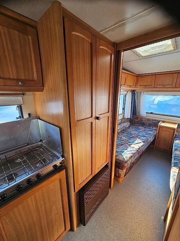 Veicoli da campeggio: A vendre Burstner 495 Aresa avec auvent – Usato da Belmont-Yverdon venduto da FloridaJeep 5