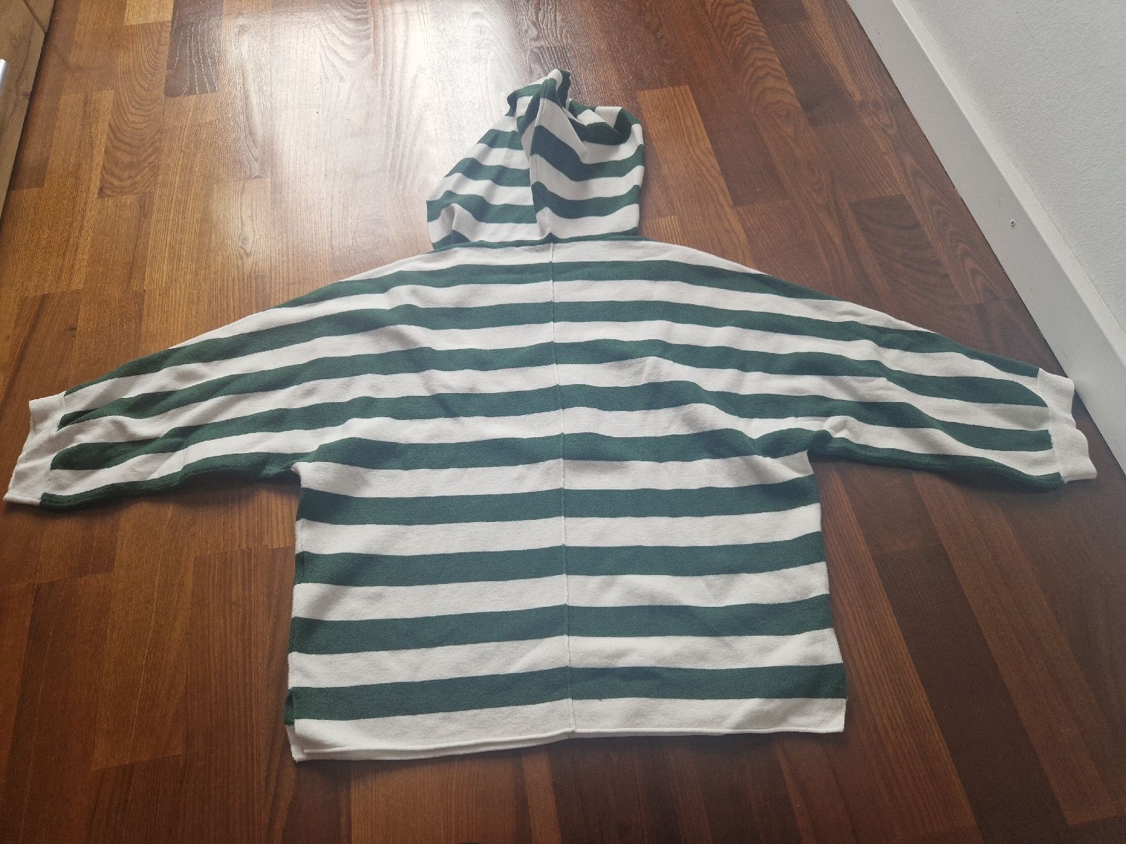 Tom Tailor T-shirts: Tom Tailor Kapuzenpullover, grün-weiss gestreift, Gr. XS – Neuf (Voir description) à Zürich par stefanella 2
