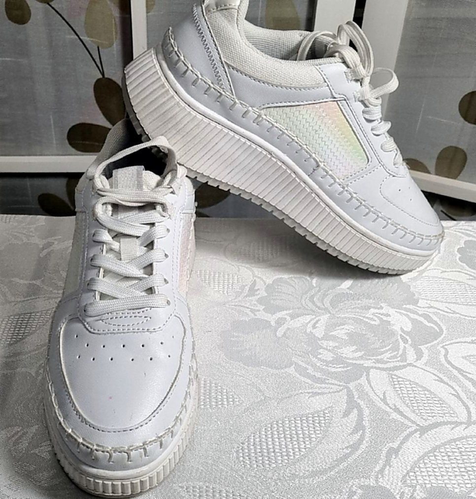 Scarpe da donna: Weisse Sneaker Plateau Gr. 38 Catwalk Glitzer – Usato da Effretikon venduto da lenalisa63