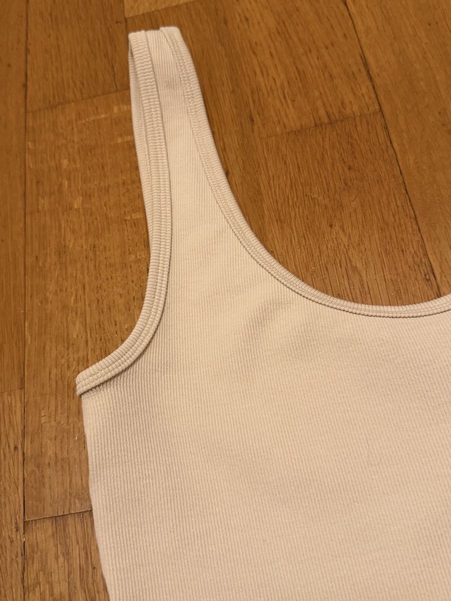 Zara Tops: Basic Top von Zara. Grösse S. Neu. Nie getragen.  – Neuf (Voir description) à Adliswil par StephanieAnnina 2