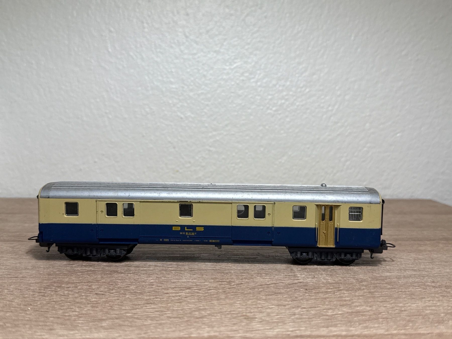 Lima Modellini di ferrovie: Lima Gepäckwagen BLS H0 (296) – Usato da St-Aubin-Sauges venduto da Lo_Go 1
