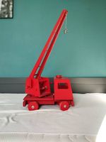 Petit camion rouge en bois