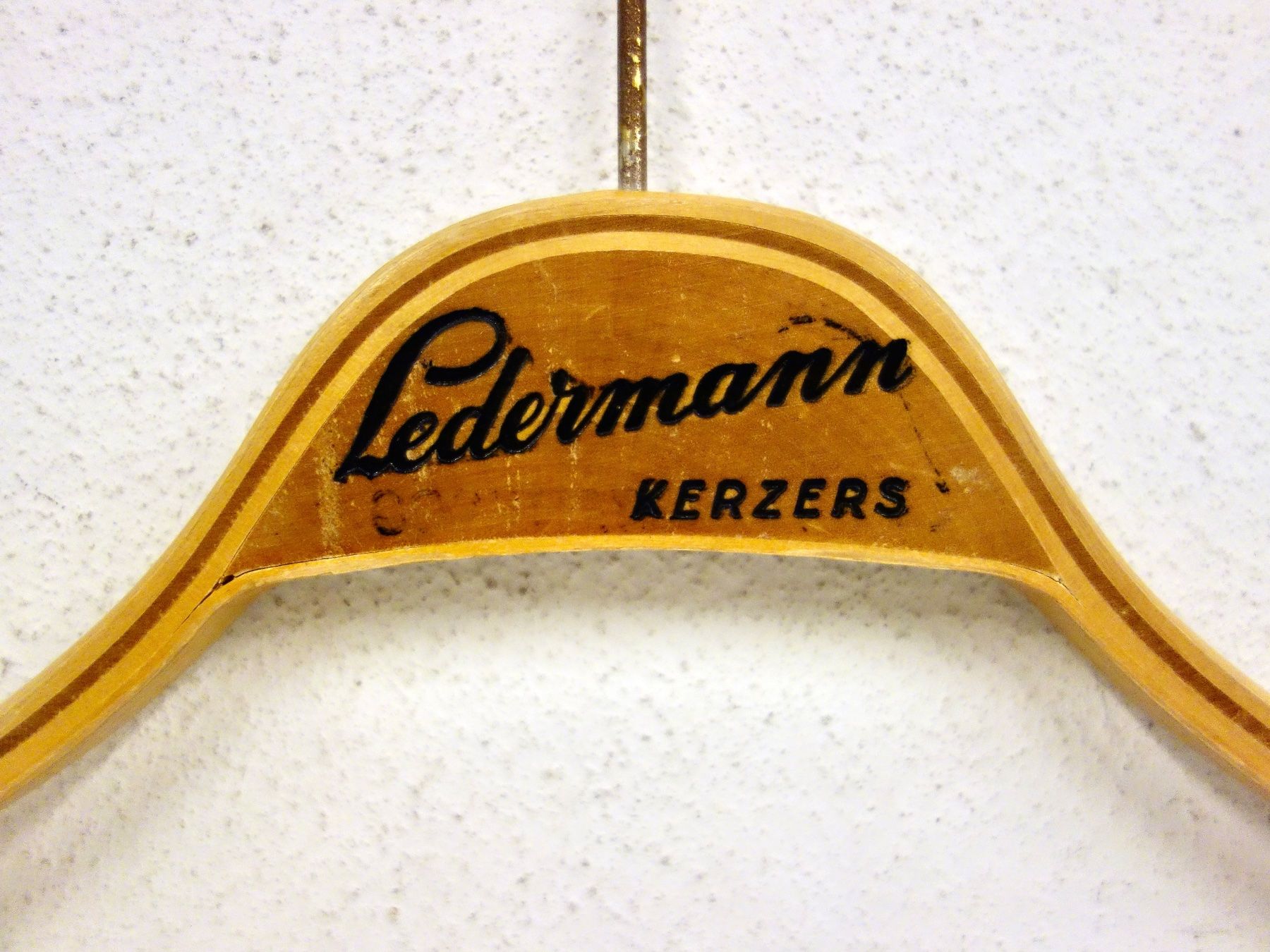 Kleiderbügel: Kleiderbügel LEDERMANN KERZERS – Gebraucht aus Kerzers von zimmergruen 1