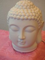 Weisser Buddhakopf mit elektr. Anschluss