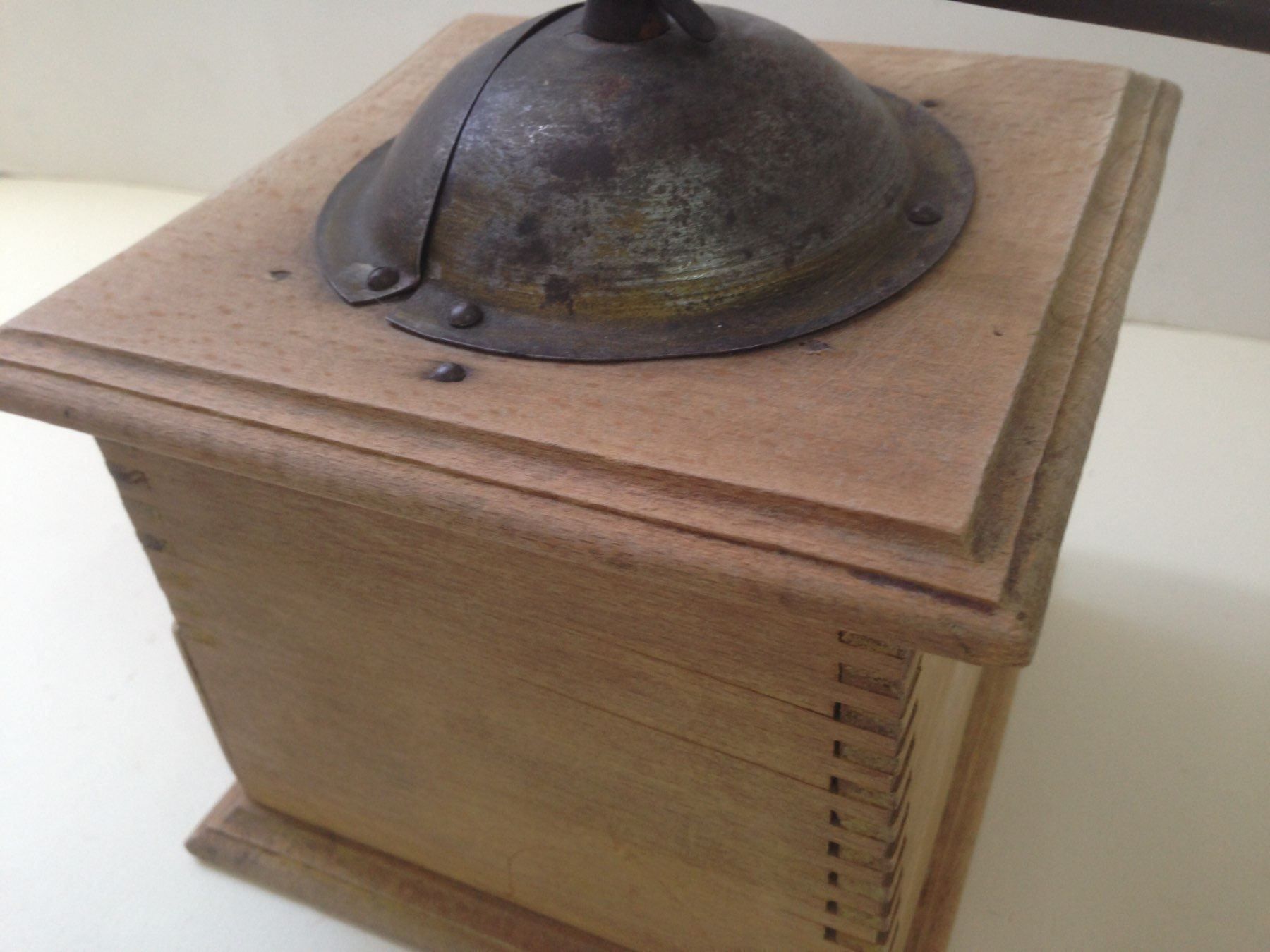 Elettrodomestici da cucina: Alte Kaffeemühle mit Deckel – Usato da Schaffhausen venduto da vintageville 9