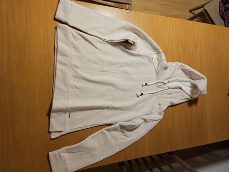 Kuschliger Hoodie mit Spitze, Grösse M, neuwertig!