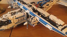 Avion cargo LEGO Technic bleu blanc fonctionnel