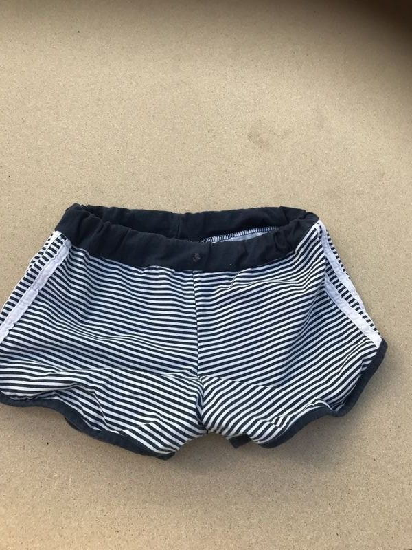 Pantaloni: Mädchen Shorts gestreift 140/146 – Usato da Bergdietikon venduto da antovale