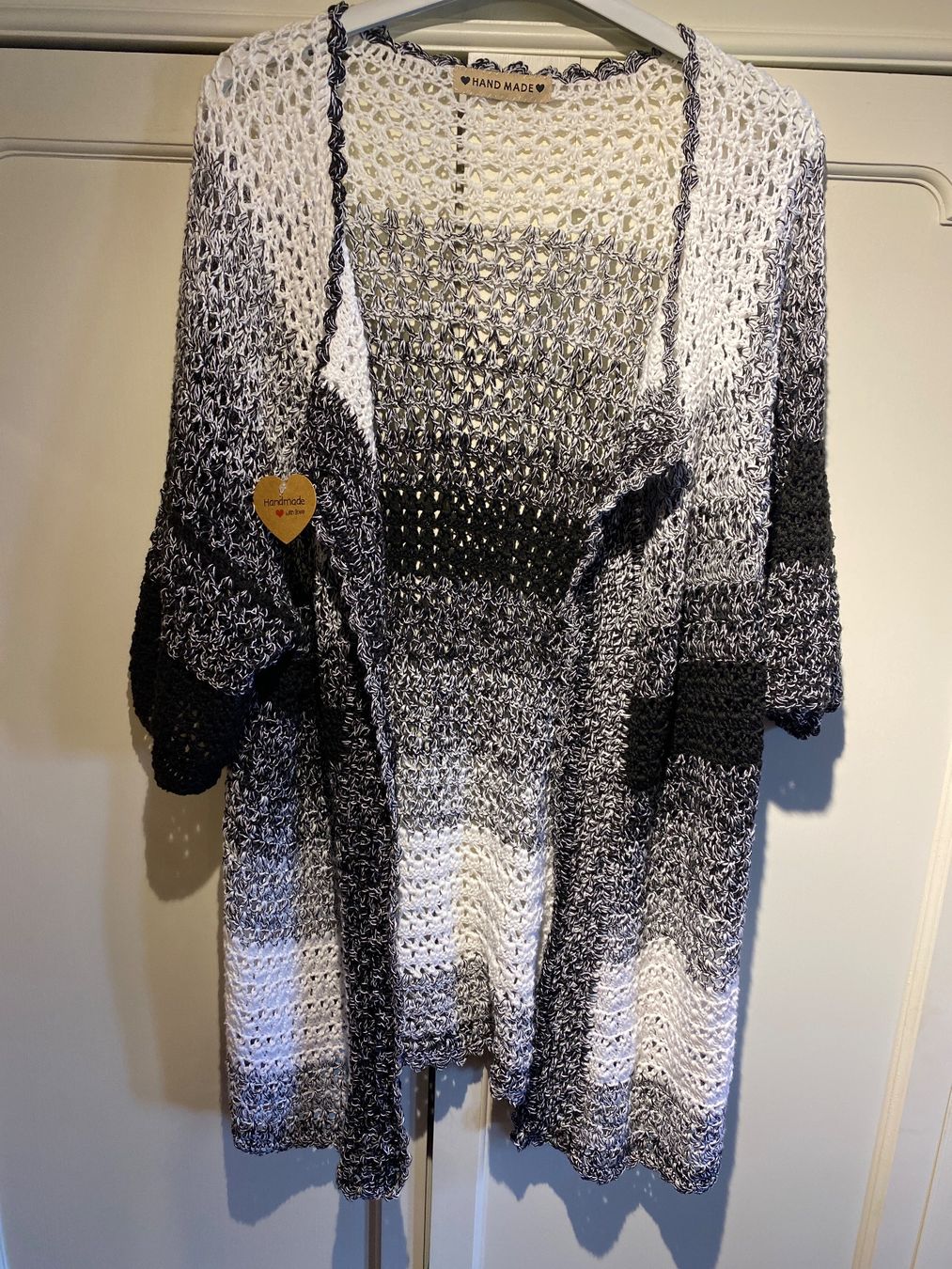 Jacken: STRICKJÄCKCHEN-SCHWARZ-WEISS,HANDGEMACHT – Neu und originalverpackt aus Meienried von ManuelaBoutique