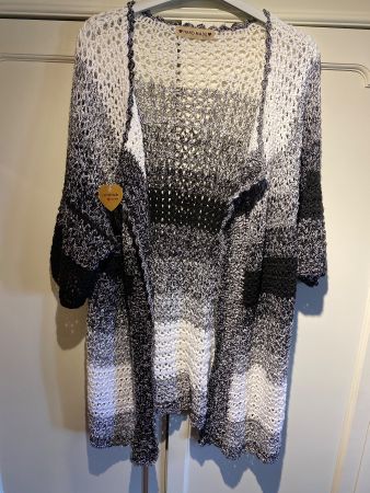 STRICKJÄCKCHEN-SCHWARZ-WEISS,HANDGEMACHT