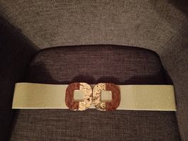 Schicker goldfarbener Stretch Guertel mit grosser Schnall...