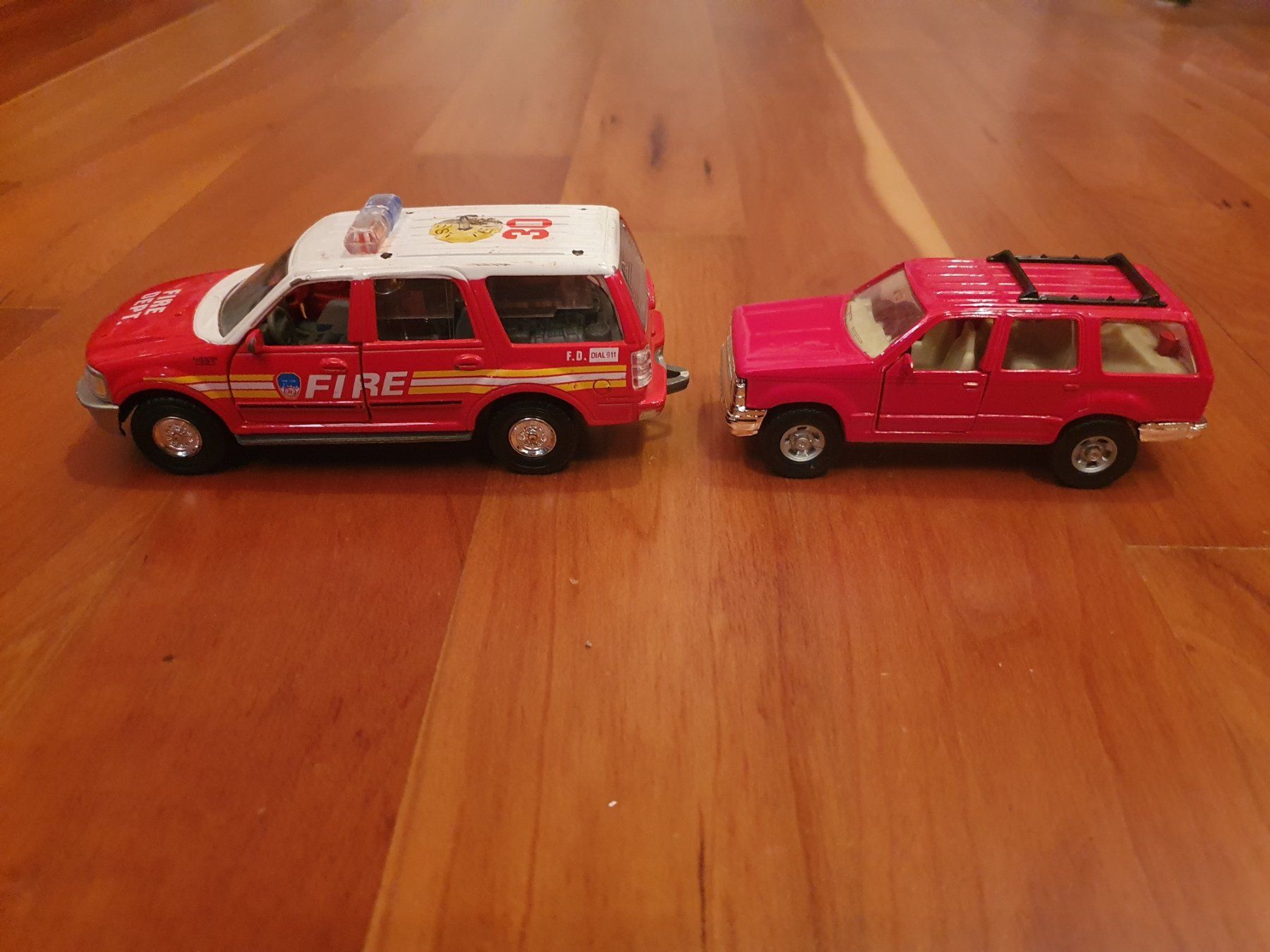 Ford Modellini d'auto: Ford SUV - 2 Stück – Usato da Triesen venduto da platzproblem1 3