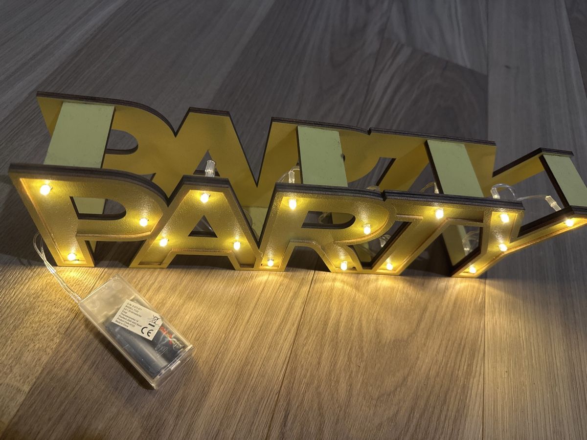 Alle Dekorationen: LED Leuchtschrift PARTY – Neu (gemäss Beschreibung) aus Niederhelfenschwil von Samauka 1