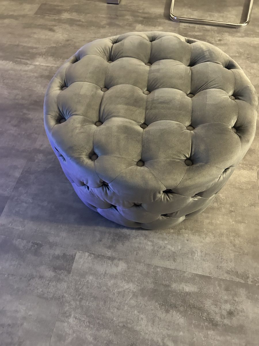 Hocker: Eleganter Samt-Pouf / Sitzhocker – 60x60 cm – Gebraucht aus Thun von Chachacha95 4
