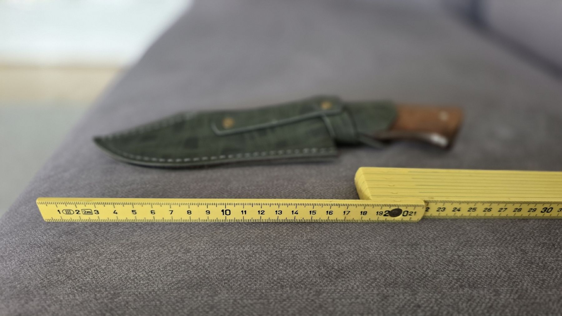 Accessori: Handgefertigtes Carbon-Messer mit Holzgriff und Kydexscheide – Nuovo e nell'imballaggio originale da St. Margrethen SG venduto da Duezenli61 1