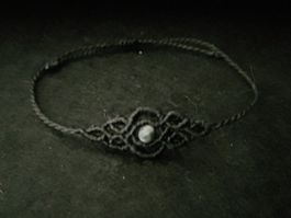 zierliches Makramee Armband mit facettiertem Katzenauge