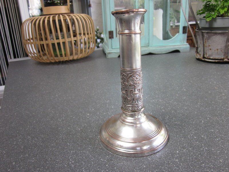 Portacandele: Antiker Kerzenhalter Kupfer mit Reliefsäule versilbert – Usato da Bischofszell venduto da raika 2